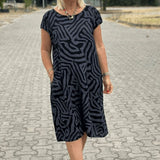 Aria | Vestido Midi com Estampa Abstrata – Corte Relaxado com Bolsos