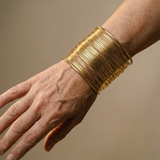 Bracelete aberto com espiral em ouro