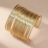 Bracelete aberto com espiral em ouro