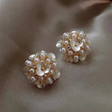 Brincos em forma de flor com pérolas elegantes