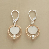 Brincos elegantes em ouro e prata com pérolas