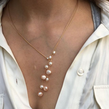 Colar Elegante com Pérolas Pendentes