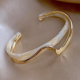 Elegante pulseira aberta com esmalte branco e dourado