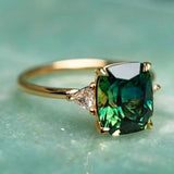 Anel retangular elegante com esmeralda