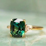 Anel retangular elegante com esmeralda