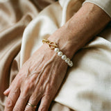 Pulseira elegante em ouro com pérolas