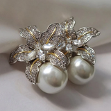 Brincos Elegantes com Flor e Pérola