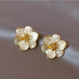 Elegantes brincos dourados em forma de pétalas de flores
