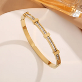Bracelete geométrico aberto com duas camadas de zircão