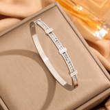 Bracelete geométrico aberto com duas camadas de zircão