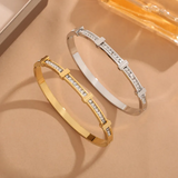 Bracelete geométrico aberto com duas camadas de zircão