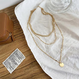 Colar dourado e prateado