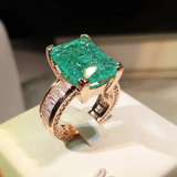 Anel de ouro com pedra verde clara