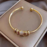 Pulseira ajustável com pendentes dourados