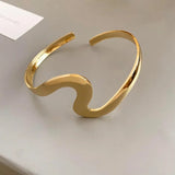 Bracelete aberto clássico com onda dourada