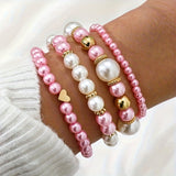 Conjunto de elegantes pulseiras em forma de coração com pérolas