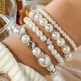 Conjunto de elegantes pulseiras em forma de coração com pérolas