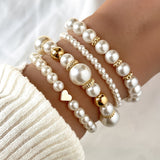 Conjunto de elegantes pulseiras em forma de coração com pérolas